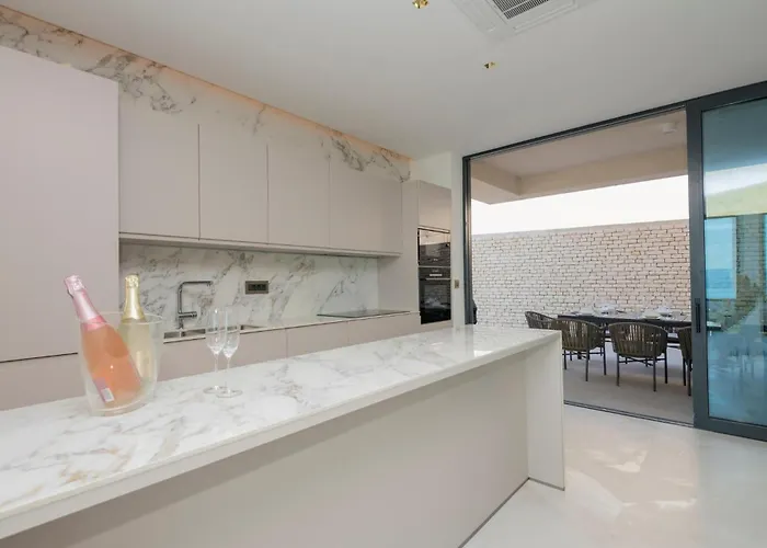 5 Bedroom Cozy In Brela